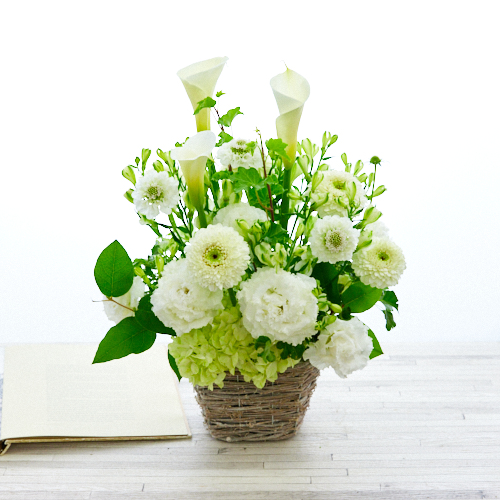偲ぶ気持ちを込めたやさしい花色に込めたお供え お悔やみのお花 青山フラワーマーケット