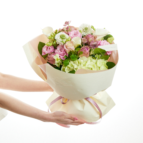 4 1 4 29到着 両手いっぱいに花束を抱える幸せ カラードブーケ ペシュ 青山フラワーマーケット公式 花屋 花 花束 フラワーギフト 通販