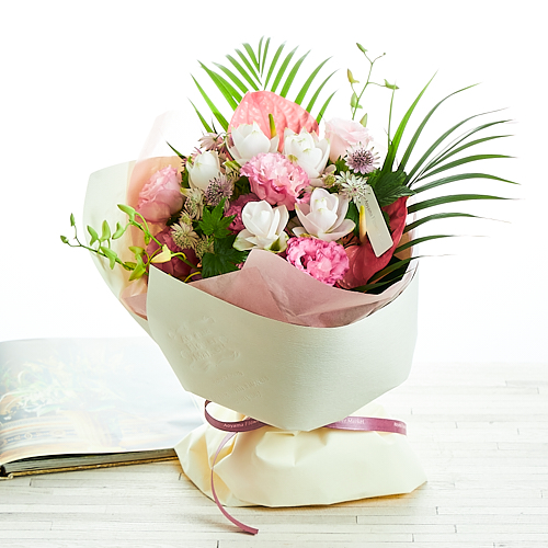 7 1 8 17到着 両手いっぱいに花束を抱える幸せ カラードブーケ ペシュ 青山フラワーマーケット公式 花屋 花 花束 フラワーギフト 通販