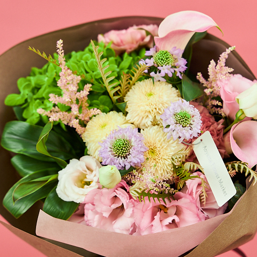 9 1 9 16到着 両手いっぱいに花束を抱える幸せ カラードブーケ ペシュ 青山フラワーマーケット公式 花屋 花 花束 フラワーギフト 通販