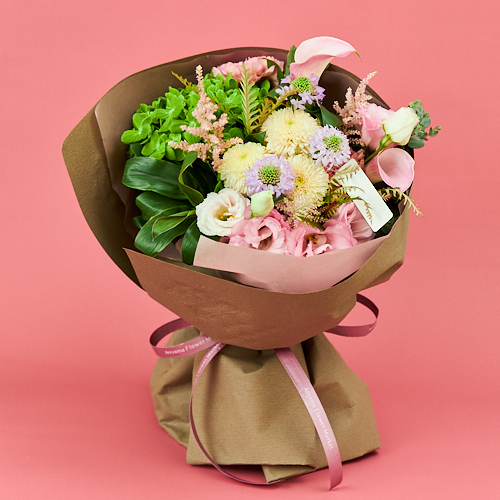 9 1 9 16到着 両手いっぱいに花束を抱える幸せ カラードブーケ ペシュ 青山フラワーマーケット公式 花屋 花 花束 フラワーギフト 通販