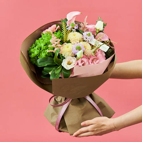 9 1 9 16到着 両手いっぱいに花束を抱える幸せ カラードブーケ ペシュ 青山フラワーマーケット公式 花屋 花 花束 フラワーギフト 通販