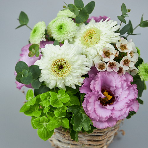 偲ぶ気持ちを込めたやさしい花色に込めたお供え お悔やみのお花 青山フラワーマーケット