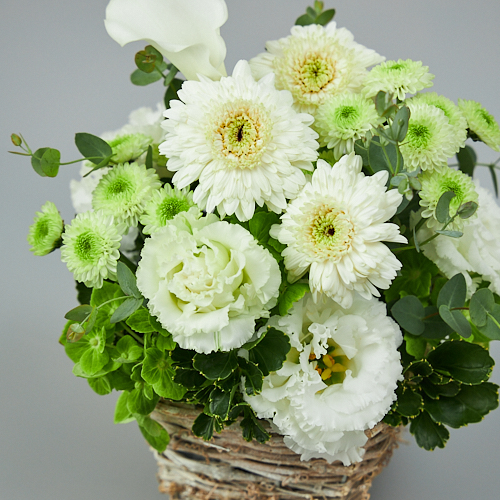 偲ぶ気持ちを込めたやさしい花色に込めたお供え お悔やみのお花 青山フラワーマーケット