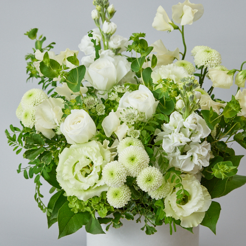 偲ぶ気持ちを込めたやさしい花色に込めたお供え お悔やみのお花 青山フラワーマーケット