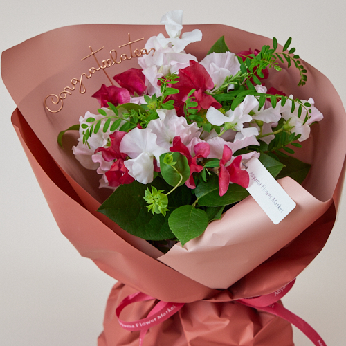 成人の日ギフト スイートピーブーケ ロゼ Congratulationsピック付き 1 8 1 9到着 花言葉は 門出 優しい思い出 青山フラワーマーケット公式 花屋 花 花束 フラワーギフト 通販