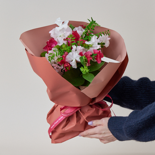 成人の日ギフト スイートピーブーケ ロゼ Congratulationsピック付き 1 8 1 9到着 花言葉は 門出 優しい思い出 青山フラワーマーケット公式 花屋 花 花束 フラワーギフト 通販