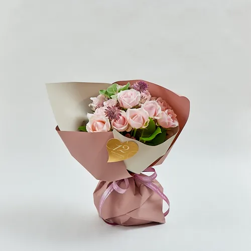 10/1～12/25到着】上質なバラを贈る ダズンフラワーズブーケ（ペシュ