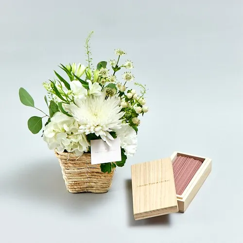 SOLD】ホワイト系 こまかい 花束（紫陽花・スターチス・霞草・ラスカス）