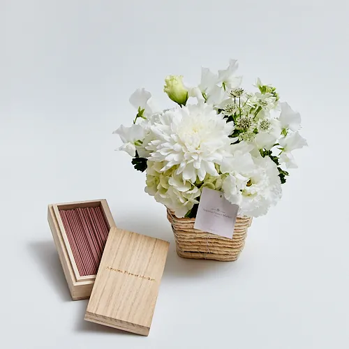 1/9～2/28到着】心安らぐ花の香りのお線香とともにお届け白の