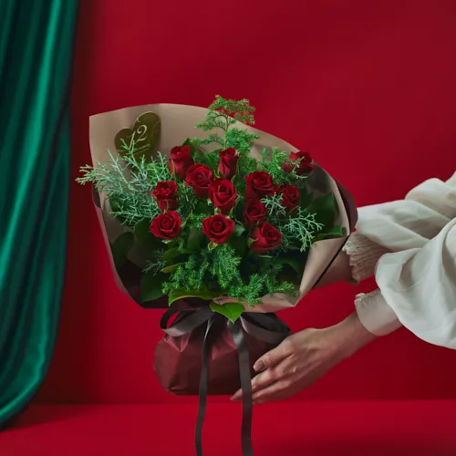 上品な12本のバラのブーケ×フラワーベース【クリスマス】Carol vase M