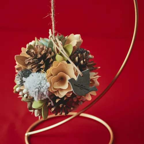 11/10～12/25到着】掛けて飾れる、モダンなボールリース クリスマス