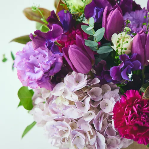 多様な色の花のアレンジメント 1/9～2/28到着】上品でエレガントなお祝い花 カラードアレンジメント