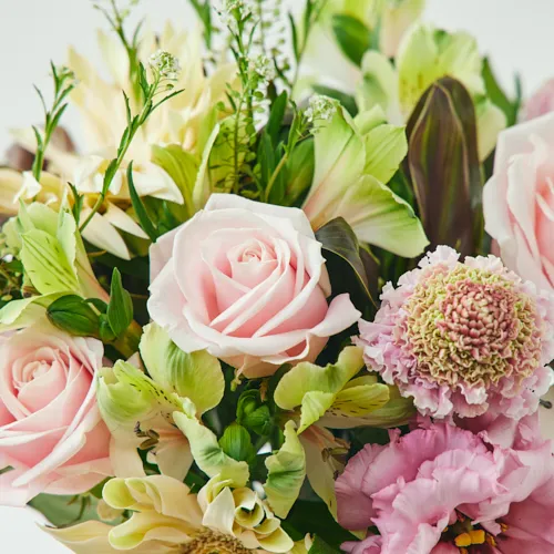 3/1～4/30到着】オリジナルフラワーベース付き カラードブーケ（ペシュ