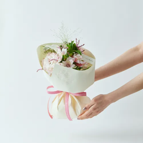 mia 8400円ReFaコスメブーケ 【選べるお花カラー】 6/1～6/30到着】可憐なリシアンサスが主役のピンクの花々 カラード