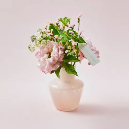 夏のインテリアを彩るベース×ピンクの花々を贈る カラードブーケ