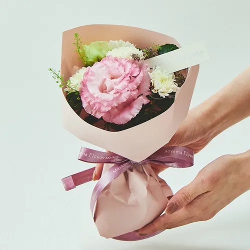 お祝いやお礼などに、ピンクの花々を贈る ピンクのリシアンサスブーケ