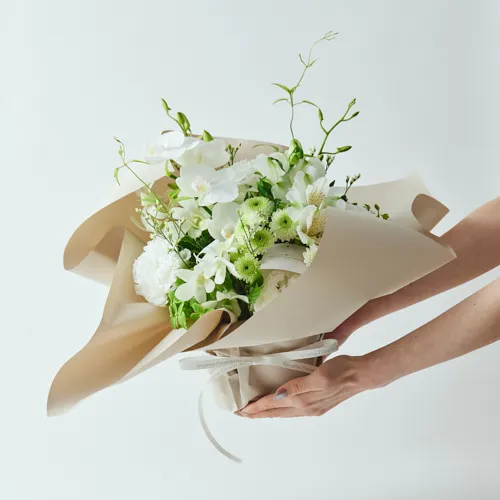 メモリアルチャーム&ペンダントセット 蝶々と花 6/1～7/31到着】優美な胡蝶蘭に託す、永遠の安らぎ 胡蝶蘭のメモリアル