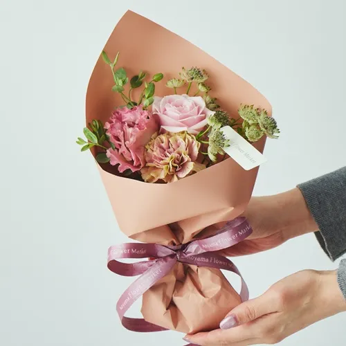 お祝いやお礼などに、ピンクの花々を贈る ピンクのリシアンサスブーケ