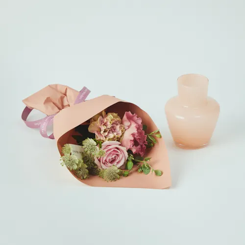 【限定8月中旬まで】フランス製 花びらデザインのライトラタン　ピンクベージュ 10/1～12/25到着】インテリアを彩るベース×ピンクの花々を贈る ピンク