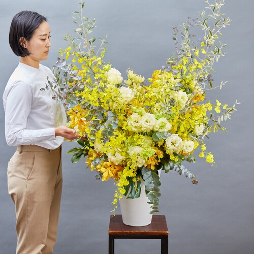 MOSCHINO イエロー お花付きノーカラージャケット 開店・オフィス移転などフォーマルなお祝いに【カラードアレンジメント