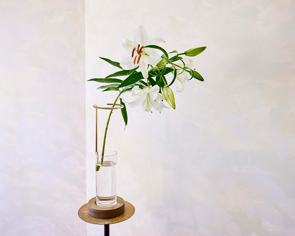 EDA VASE ｜ 枝ものを美しく飾る、コンパクトな花器