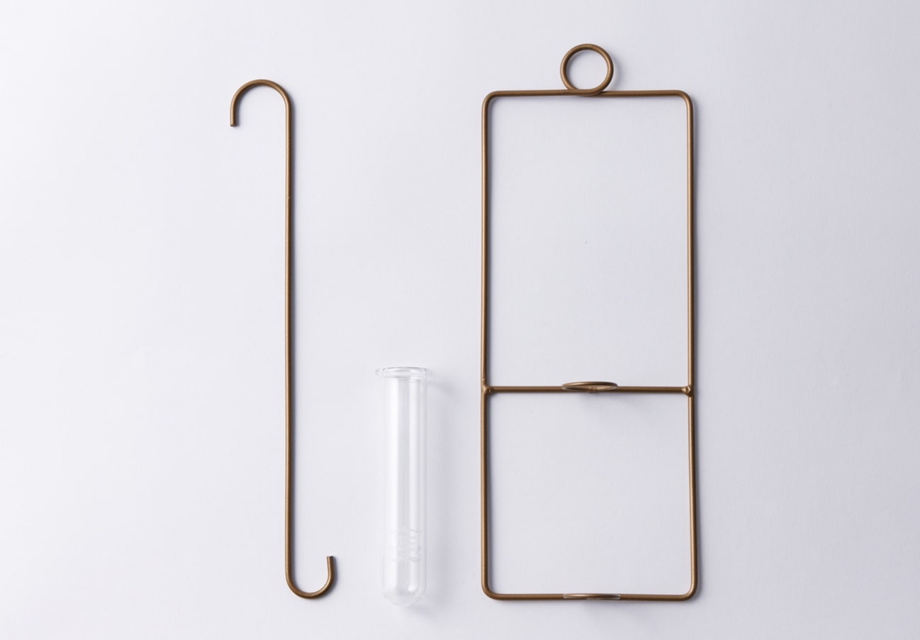 手狭なスペースにぴったり！壁掛けタイプのフラワーベース、家の中の