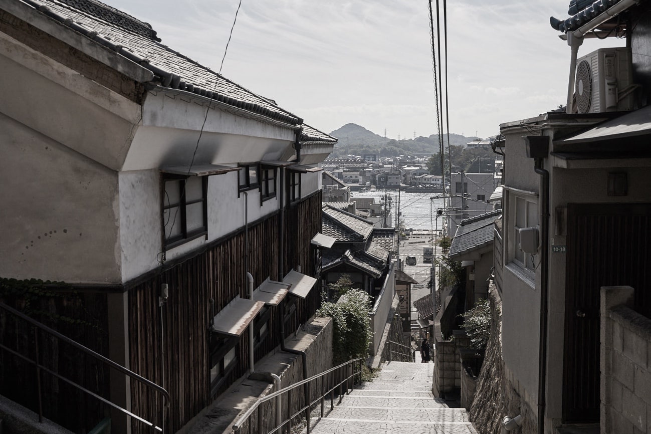 まるで帽子のように柔らかな質感 空間をアートに変えるシルエットの