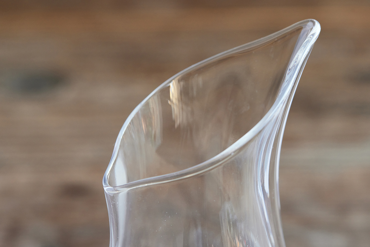 鳥のクチバシのようなフォルムが印象的な新フラワーベース「Canary