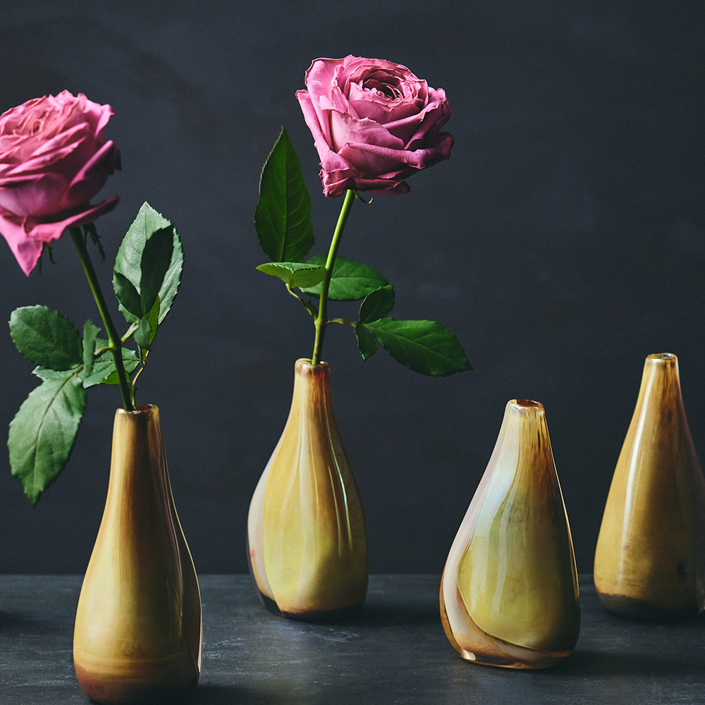 こだわりの花と、日本のものづくりが出会い、新たなフラワーベースが