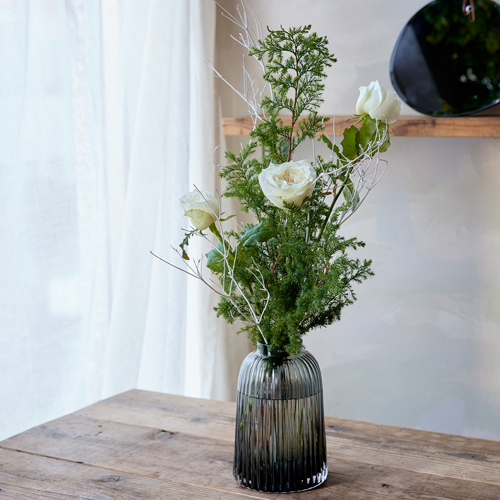 枝の美しさ際立つ「ホーリーブランチ」 | 青山フラワーマーケット