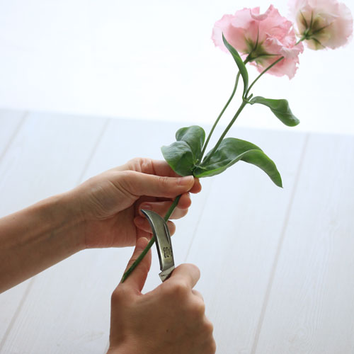 坂源製の上質ナイフ。刃がカーブしているので使いやすい！フラワー