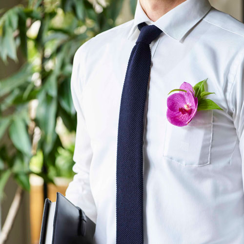 胸ポケットに花を挿して華やかにthe Flower Chief ザ フラワーチーフ 青山フラワーマーケット公式 花屋 花 花束 フラワーギフト 通販