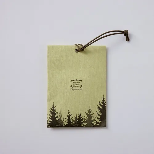 冬の空気に馴染むウッディな香りのサシェ 青山フラワーマーケット