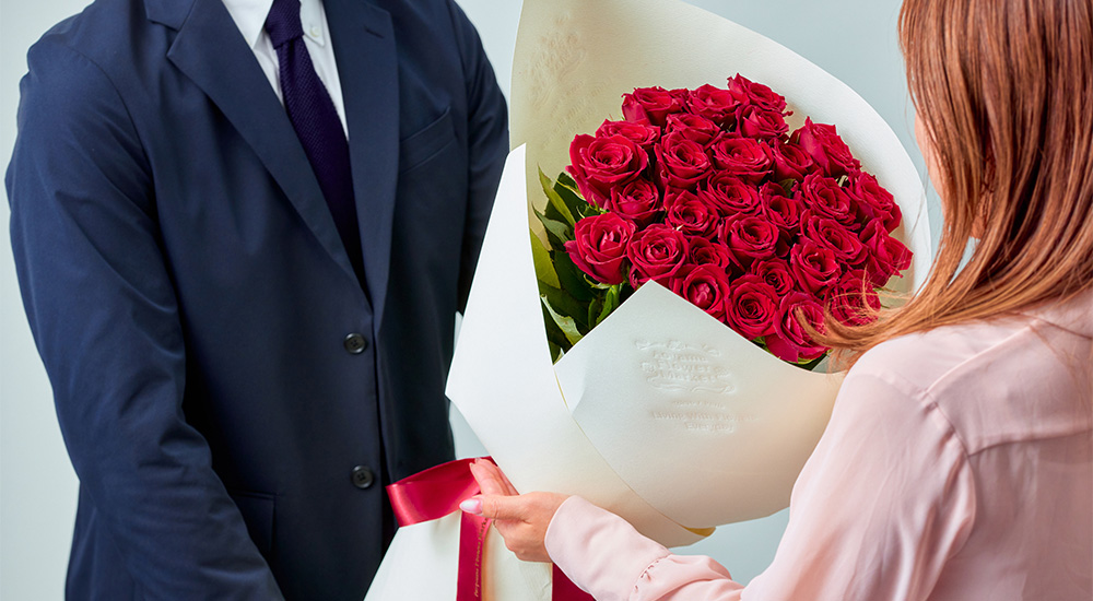 ☆☆ベルベット調ポインセチアとリボンを大きく飾ったクリスマスリース☆☆ 青山フラワーマーケット｜ニュース｜花・花束・フラワーギフトの青山