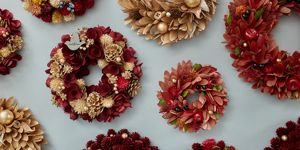 ☆☆ベルベット調ポインセチアとリボンを大きく飾ったクリスマスリース☆☆ 青山フラワーマーケット｜ニュース｜花・花束・フラワーギフトの青山