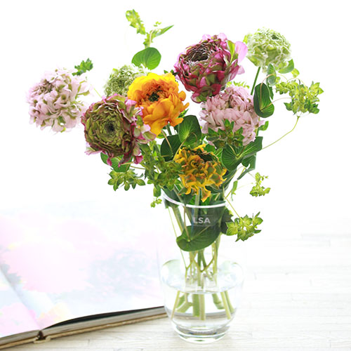 Weekly Flower 変わり咲き ポンポンラナンキュラス８本と季節のグリーン 青山フラワーマーケット公式 花屋 花 花束 フラワーギフト 通販