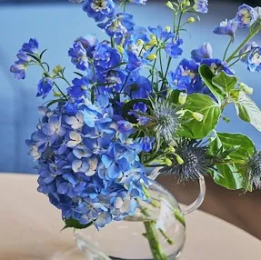 アジサイとブルーの花