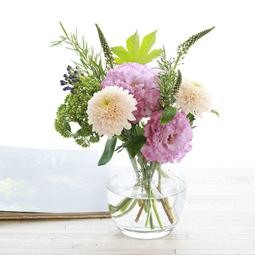 淡い色をお使いして趣の違ったお供え花をお届け 旬の花定期便 お供えM