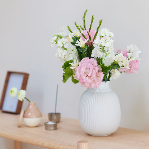 淡い色をお使いして趣の違ったお供え花をお届け 旬の花定期便 お供えM