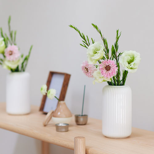 淡い色をお使いして趣の違ったお供え花をお届け・ 旬の花定期便 お供え