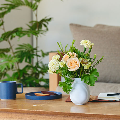 手軽に飾るのにちょうどよいボリューム 旬の花定期便 Sコース | 青山