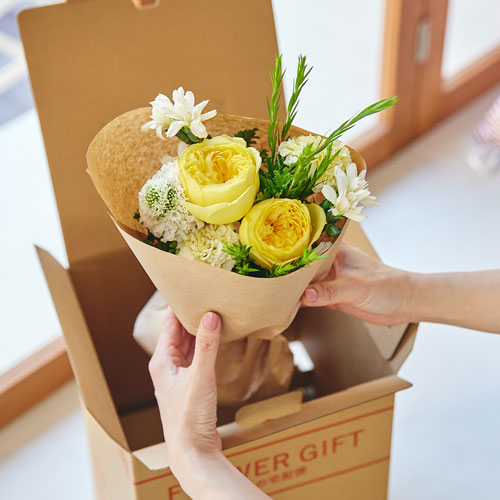 手軽に飾るのにちょうどよいボリューム 旬の花定期便 Sコース | 青山