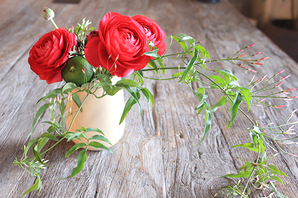 花 フラワーギフトなら青山フラワーマーケット コラム ラナンキュラスとジャスミン すだちの香りいけ 青山フラワーマーケット公式 花屋 花 花束 フラワーギフト 通販