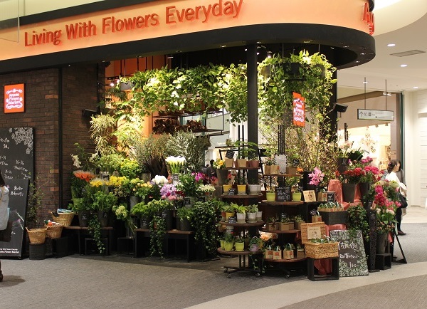 青山フラワーマーケットくずはモール店 大阪府枚方市のフラワーショップ 全国の花屋 店舗情報 青山フラワーマーケット公式 花屋 花 花束 フラワーギフト 通販