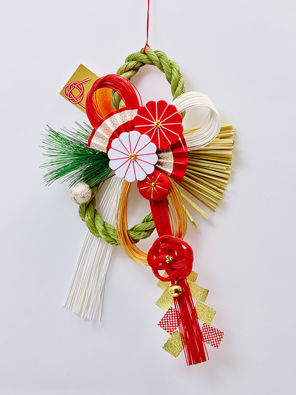 お花畑の上を鶴が舞っているプルモサムとケイトウのお正月しめ縄 お花畑の上を鶴が舞っているプルモサムとケイトウのお正月しめ縄